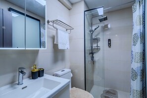 Bathroom - Furnished 1BR apartment with Fast WiFi, Workspace & Gym – Westlands (Nairobi)