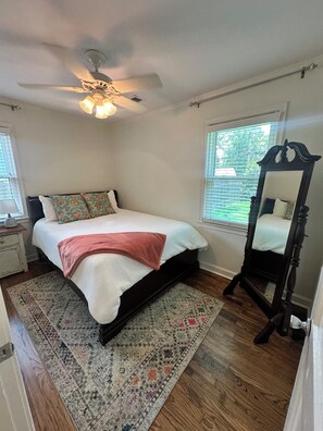 Room - Pet friendly High Point Terrace Gem-Backyard Oasis (Memphis)