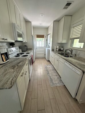 Private kitchen - Pet friendly High Point Terrace Gem-Backyard Oasis (Memphis)