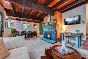 Una televisión, una chimenea