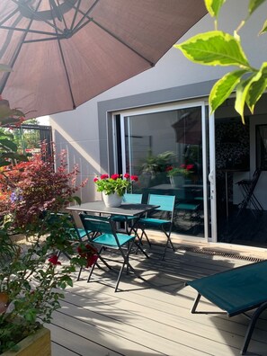 Outdoor dining - Close to the forest, the beaches of Seignosse, and golf courses—a lovely one-bedroom apartment in a quiet neighborhood (TOSSE)