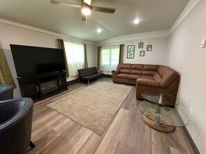 Living area - 3-Bedroom Cabin for rest & retreat (Gladwin)