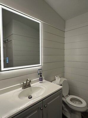 Een douche, handdoeken, toiletpapier