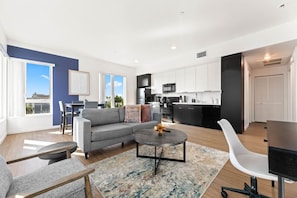 Un apartamento moderno con sala de estar, cocina y comedor.