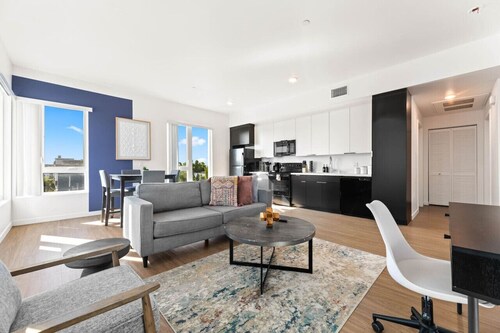 Spacious 1-BD with Stunning City Views in DTLA