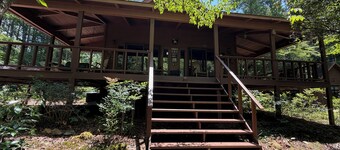 The Hootin Place a cozy 2-bedroom cabin located on the Nottley River