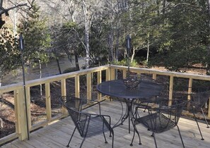 Outdoor dining - The Hootin Place a cozy 2-bedroom cabin located on the Nottley River (Blairsville)