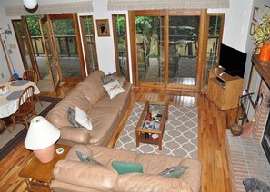 Smart TV - The Hootin Place a cozy 2-bedroom cabin located on the Nottley River (Blairsville)