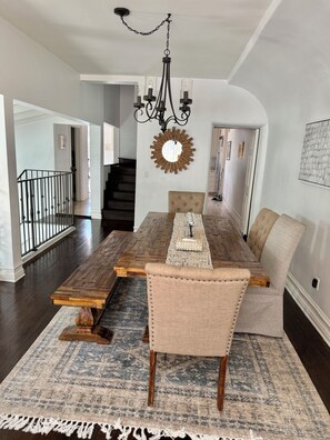 Dining - Spacious 4-bedroom house in heart of Los Angeles (Los Angeles)