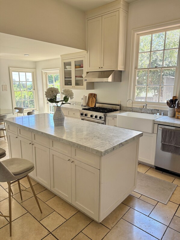 Private kitchen - Spacious 4-bedroom house in heart of Los Angeles (Los Angeles)