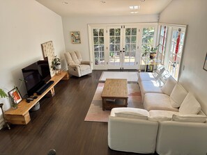 Living area - Spacious 4-bedroom house in heart of Los Angeles (Los Angeles)