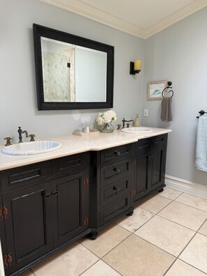 Bathroom - Spacious 4-bedroom house in heart of Los Angeles (Los Angeles)