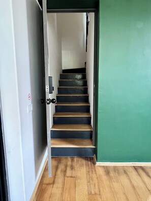 Eine Treppe mit Holzboden und einer grünen Wand.