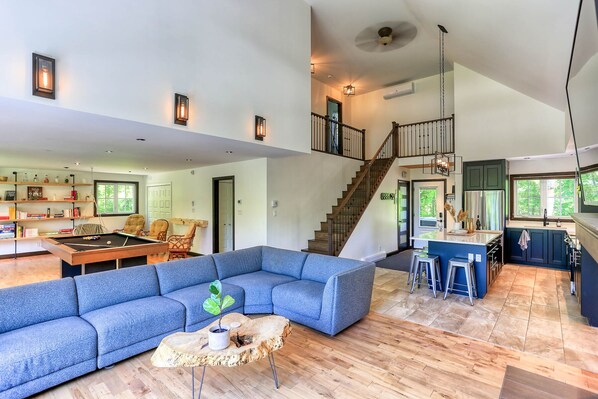 Games room - A rustic cabin near a lake, 45 minutes from Quebec City—perfect for families! (Saint-Raymond)