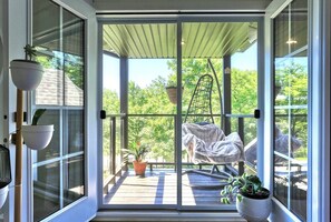 Interior - A rustic cabin near a lake, 45 minutes from Quebec City—perfect for families! (Saint-Raymond)
