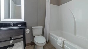 Ein Badezimmer mit Toilette, Waschbecken und Badewanne.