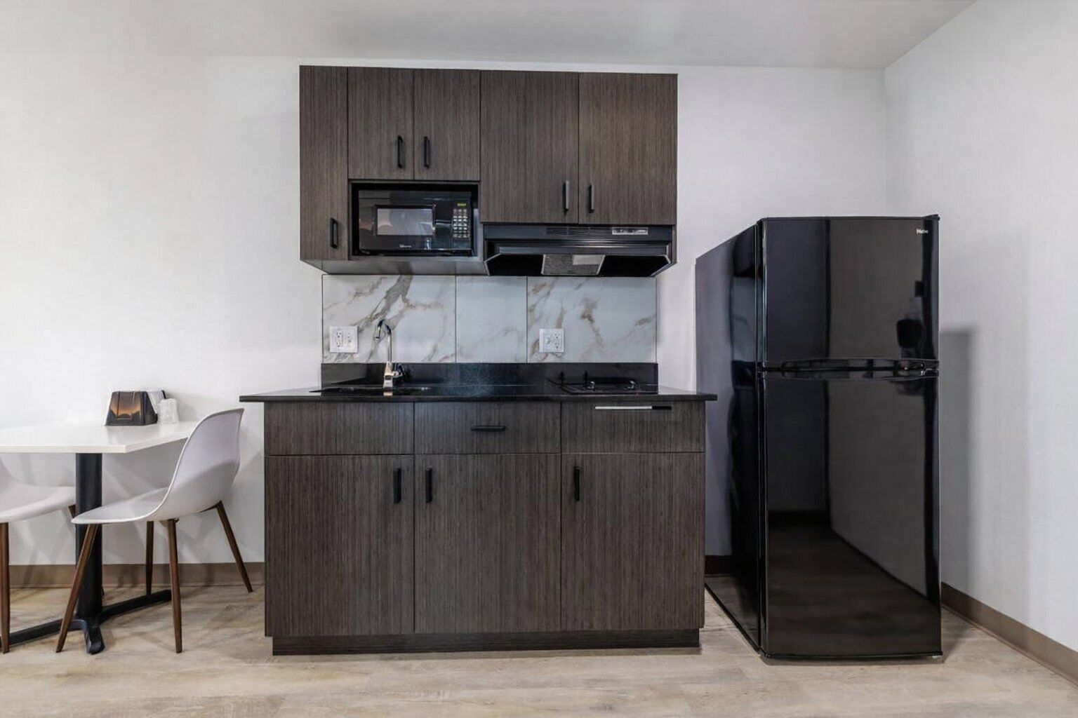 Modern King Kitchen Studio | Bbq, 4.7 Mi To Malco Gonzales Cinema - Sorrento, LA