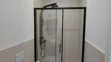 Douche, sèche-cheveux, serviettes fournies, savon