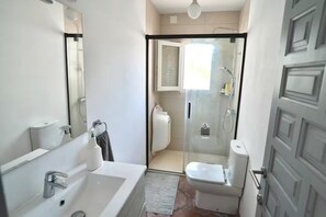 Dusche, Haartrockner, Handtücher, Seife