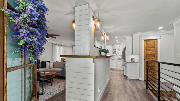 Un intérieur moderne avec un îlot central, un coin repas et une cuisine.