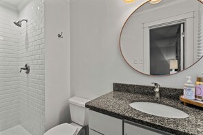 Een douche, een haardroger, handdoeken