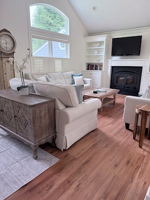 Fireplace, stereo - Private Hamptons Retreat - 3 Minutes from Sag Harbor Village (Sag Harbor)