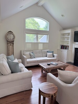 Fireplace, stereo - Private Hamptons Retreat - 3 Minutes from Sag Harbor Village (Sag Harbor)