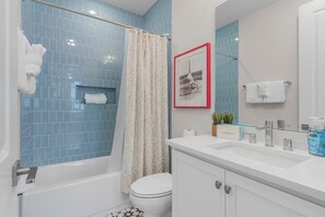 Ein Badezimmer mit Badewanne, Toilette und Duschvorhang.