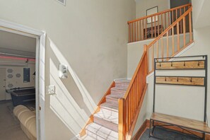Eine Treppe mit Holzgeländern und einem Teppichbelag.