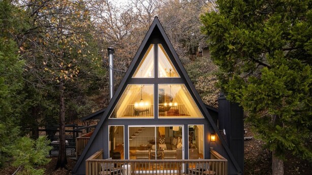 A modern cabin with a balcony, large windows, and a staircase leading to the upper level. - 3BR retreat w/ fireplace & BBQ grill (Lake Arrowhead)