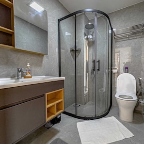 Shower, free toiletries, slippers, towels - Riara Paradise View Palace - 2 Bedroom (Nairobi)
