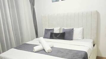Desk, laptop workspace, iron/ironing board, free WiFi