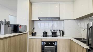 Full-size fridge, microwave, oven, stovetop