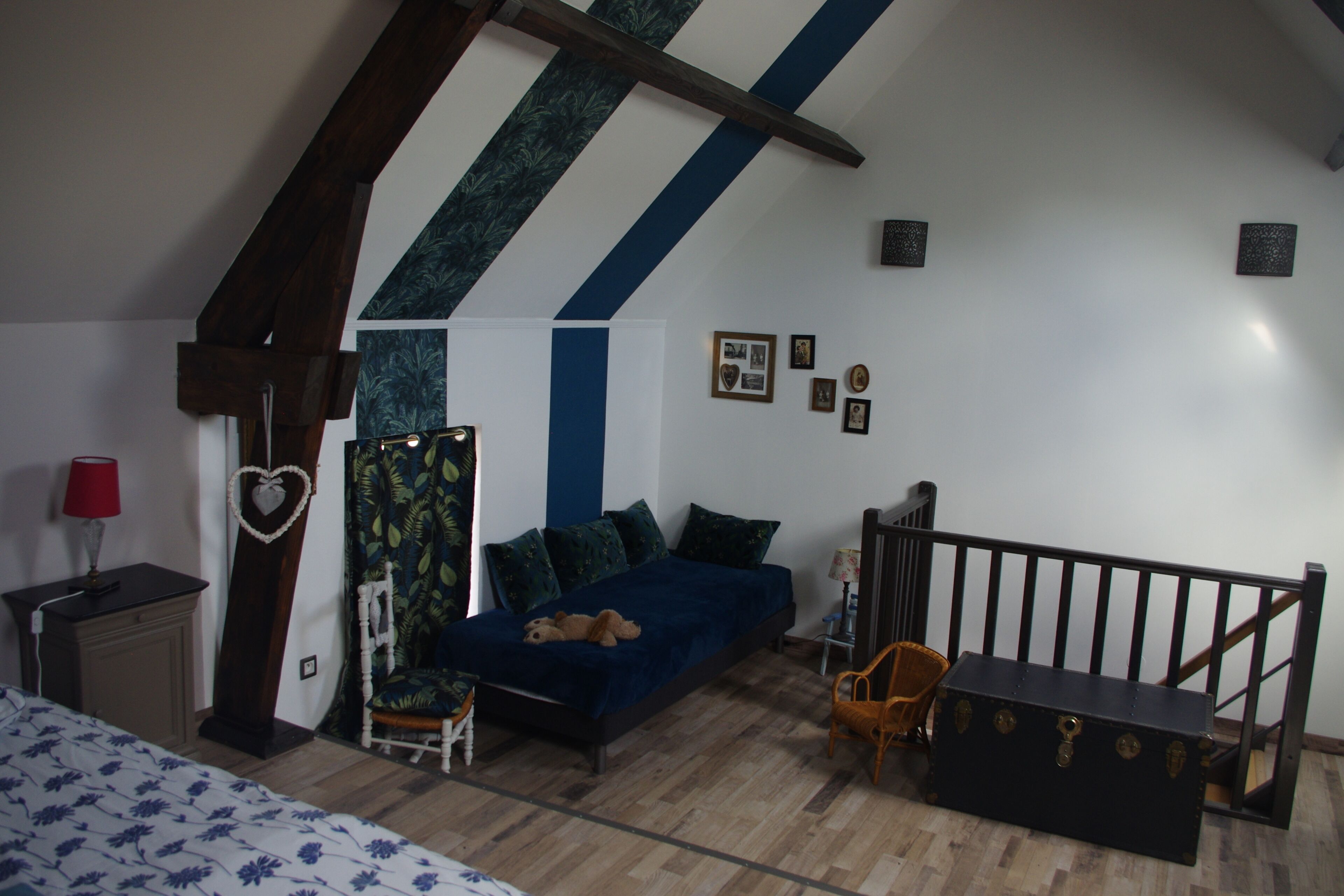 2 chambres, bureau, fer et planche à repasser, lit de bébé portatif