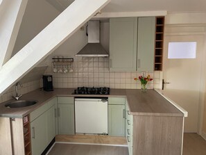 Microwave, oven, coffee/tea maker, cookware/dishes/utensils - Newly renovated vacation rental between Amsterdam, the North Sea, the dunes, and Egmond (Castricum)