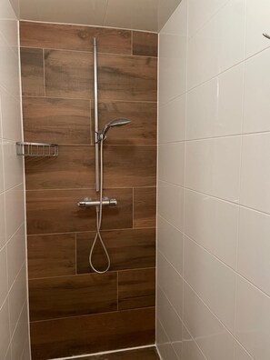 Secadora de cabello, toallas, jabón, papel de baño