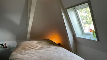 1 bedroom, bed sheets