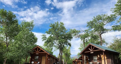 Cozy 2 Queen Bed Cabin with Direct Paiute Trail Access & Mountain Views