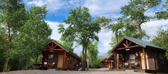 Cozy 2 Queen Bed Cabin with Direct Paiute Trail Access & Mountain Views