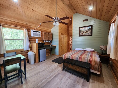 Cozy 2 Queen Bed Cabin with Direct Paiute Trail Access & Mountain Views