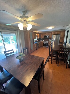 Dining - Charming 3-bedroom house in quaint Rocky Hill with AC, 10 minutes from TPC. (Rocky Hill)