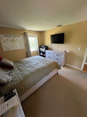 Room - Charming 3-bedroom house in quaint Rocky Hill with AC, 10 minutes from TPC. (Rocky Hill)