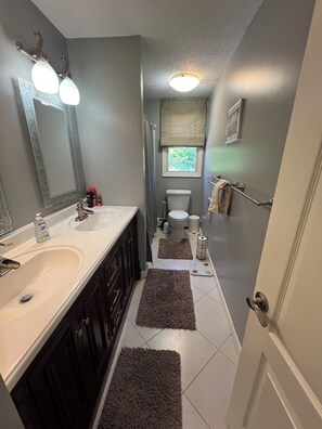 Bathroom - Charming 3-bedroom house in quaint Rocky Hill with AC, 10 minutes from TPC. (Rocky Hill)