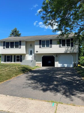 Exterior - Charming 3-bedroom house in quaint Rocky Hill with AC, 10 minutes from TPC. (Rocky Hill)