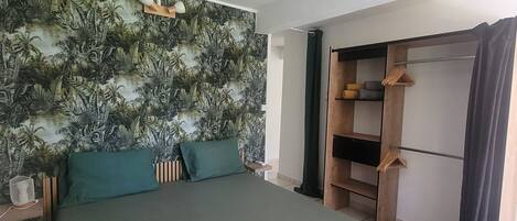 1 chambre, fer et planche à repasser, Wi-Fi gratuit, draps fournis