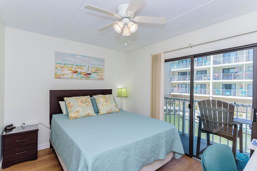 Desk, iron/ironing board, WiFi, bed sheets