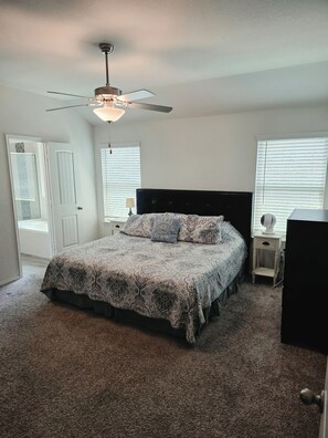 Room - Spacious 4-bedroom house located minutes from Downtown Fort Worth & DFW Airport. (Fort Worth)