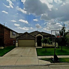 Exterior - Spacious 4-bedroom house located minutes from Downtown Fort Worth & DFW Airport. (Fort Worth)