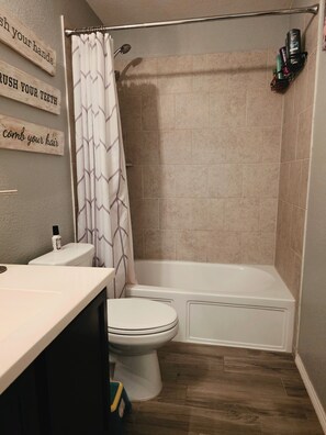 Bathroom - Spacious 4-bedroom house located minutes from Downtown Fort Worth & DFW Airport. (Fort Worth)