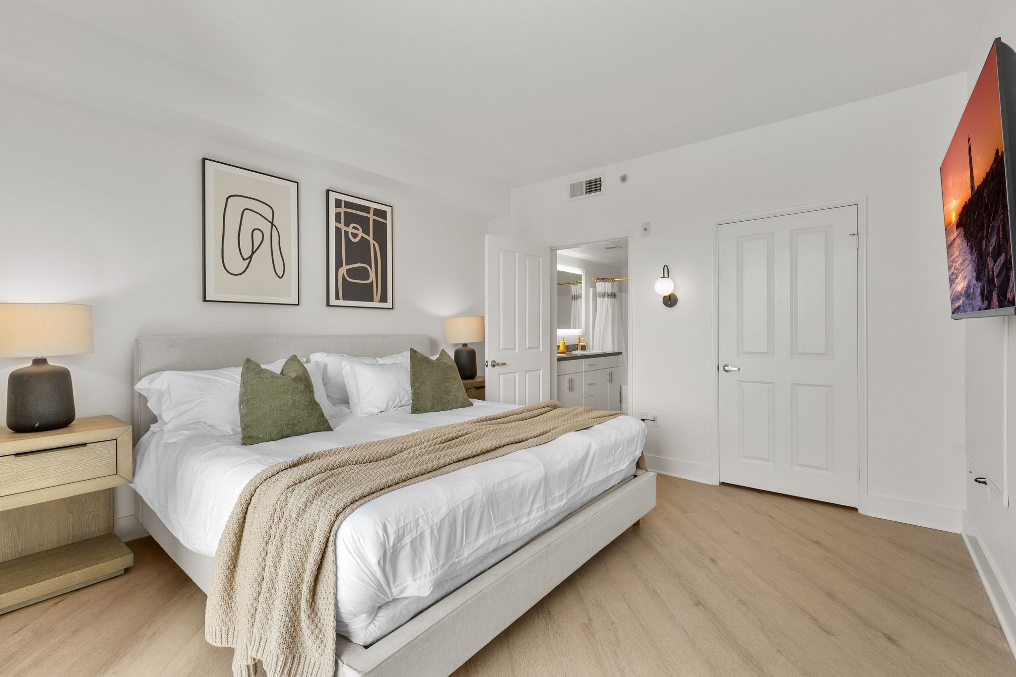 3 bedrooms, iron/ironing board, WiFi, bed sheets
